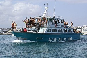 Barcos de turistas que van a la Isla de Lobos desde Corralejo.