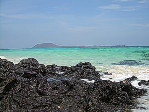 Isla de Lobos en Fuerteventura, vista desde las Playas de Corralejo.